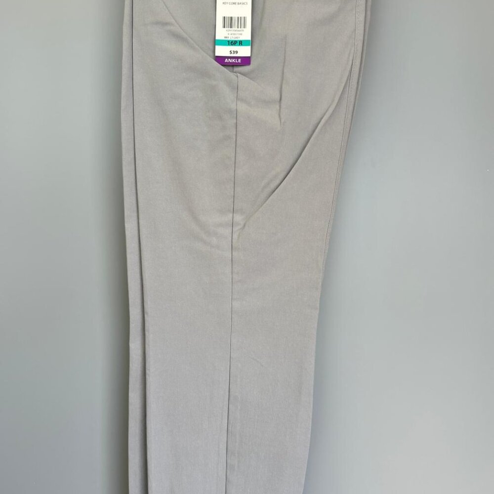 Clearance sale on Nygard Pants and Capris - Picture 2 of 6